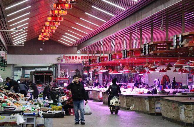 逛嵩阳菜市场菜兜很满心也很暖冰球突破正规网站自在嵩明丨逛(图2)