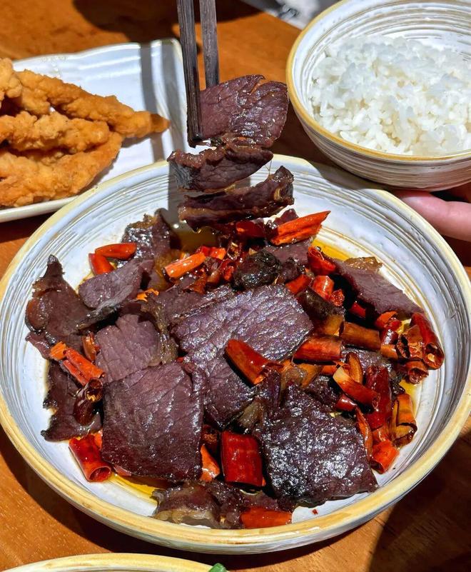 逛嵩阳菜市场菜兜很满心也很暖冰球突破正规网站自在嵩明丨逛(图5)